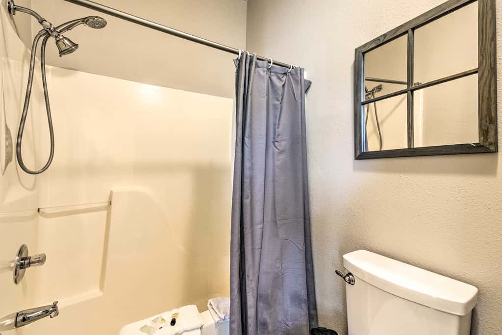 6 Mi to Branson Strip! Dog-Friendly Golf Condo