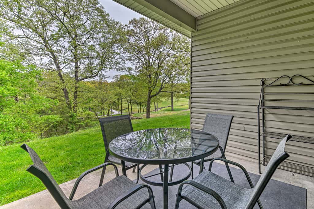 6 Mi to Branson Strip! Dog-Friendly Golf Condo