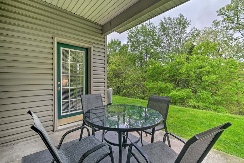 6 Mi to Branson Strip! Dog-Friendly Golf Condo