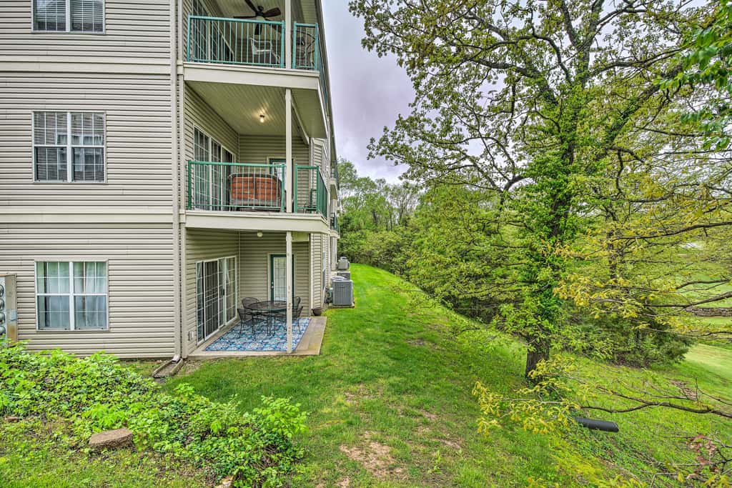 6 Mi to Branson Strip! Dog-Friendly Golf Condo