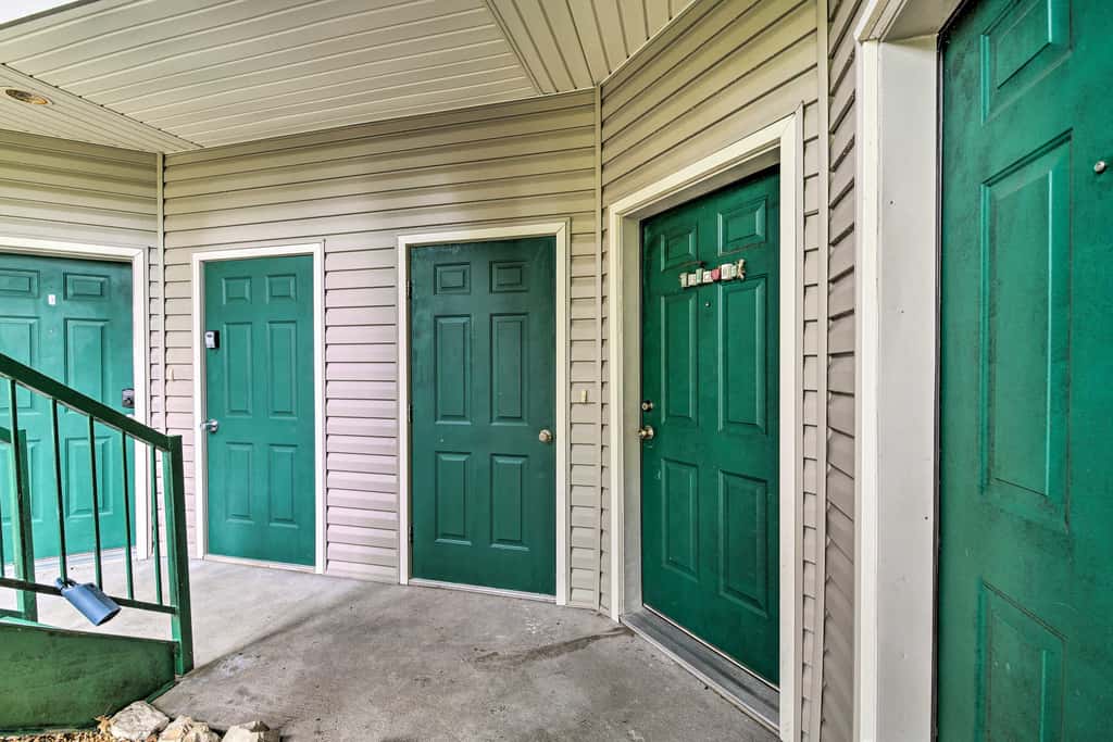 6 Mi to Branson Strip! Dog-Friendly Golf Condo