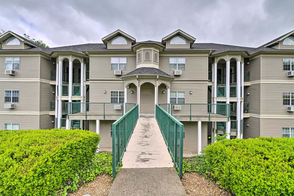 6 Mi to Branson Strip! Dog-Friendly Golf Condo