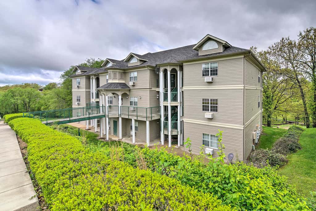 6 Mi to Branson Strip! Dog-Friendly Golf Condo