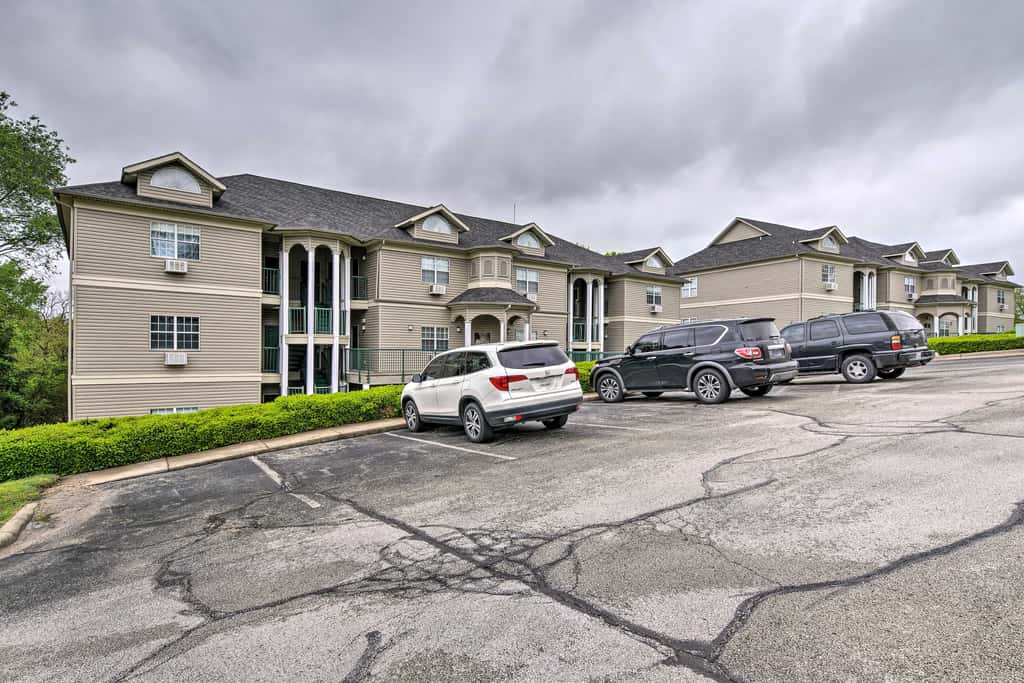 6 Mi to Branson Strip! Dog-Friendly Golf Condo