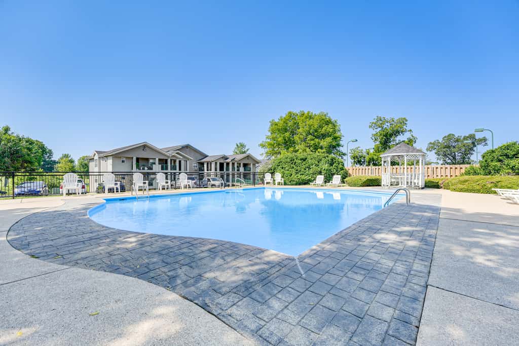6 Mi to Branson Strip! Dog-Friendly Golf Condo