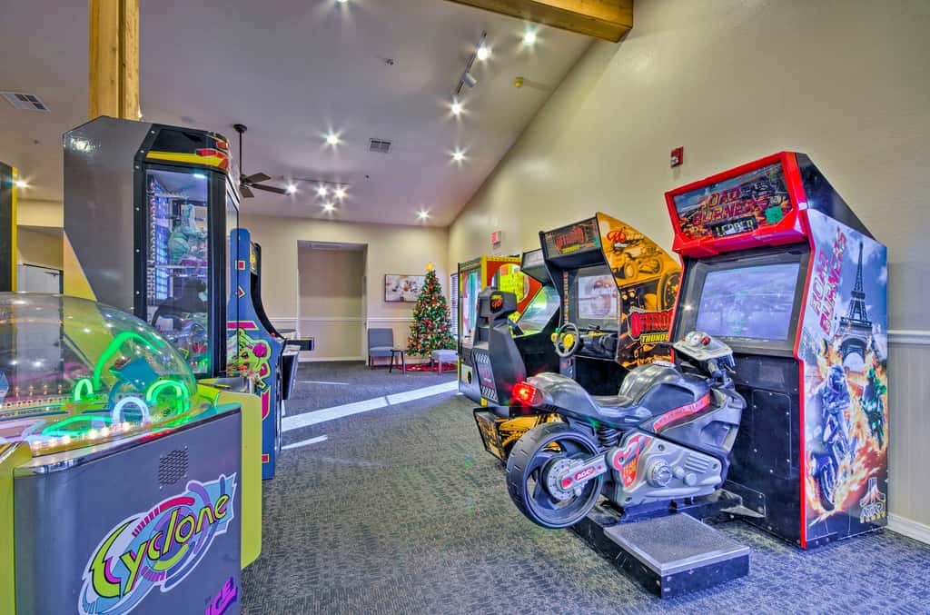 6 Mi to Branson Strip! Dog-Friendly Golf Condo