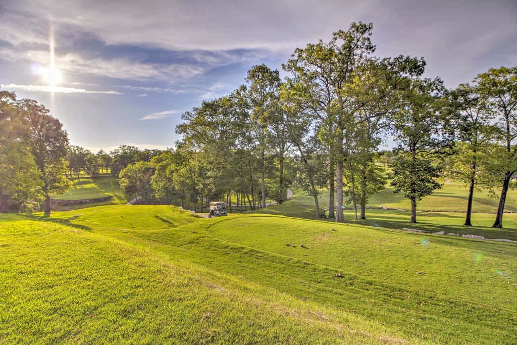 6 Mi to Branson Strip! Dog-Friendly Golf Condo
