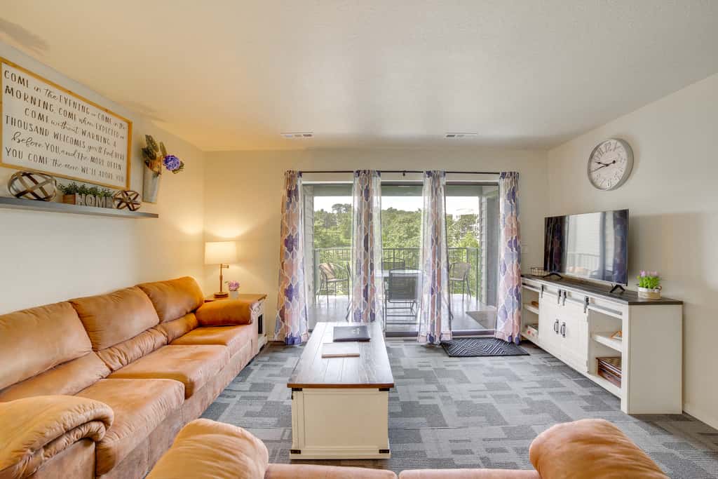 Family Condo w/ Pool, By Branson Strip!