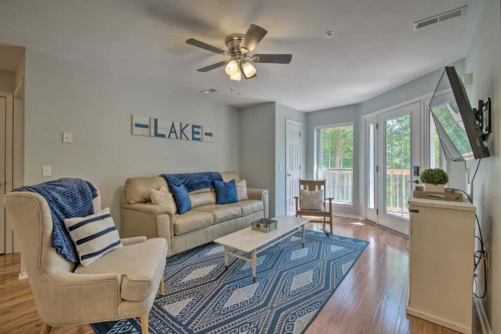 Bright Ozarks Condo w/ Balcony & Lake Views!