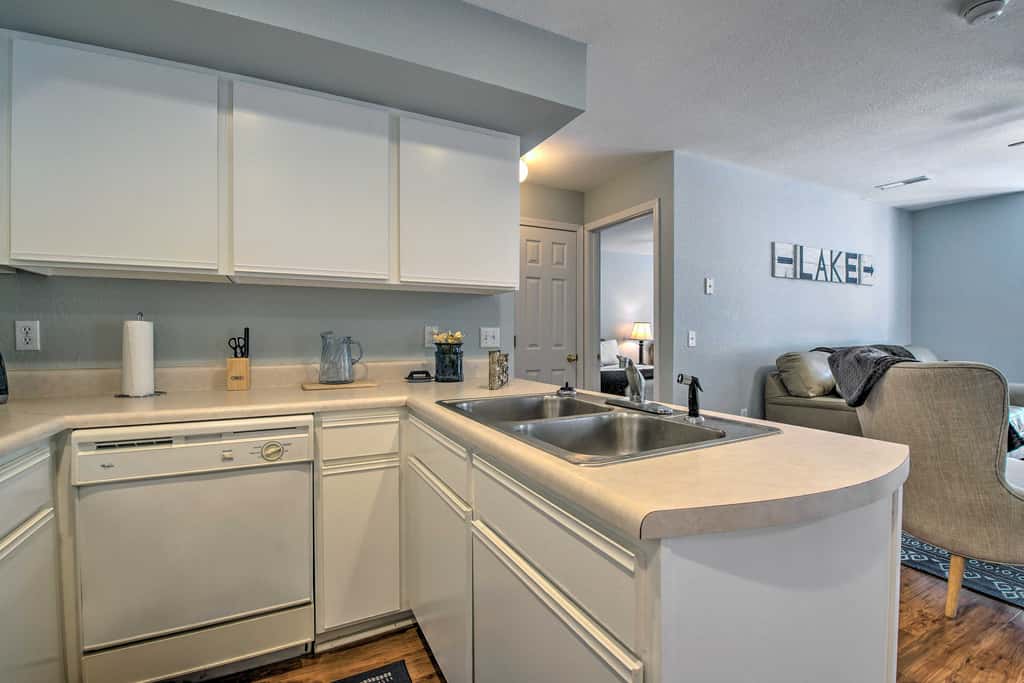 Bright Ozarks Condo w/ Balcony & Lake Views!