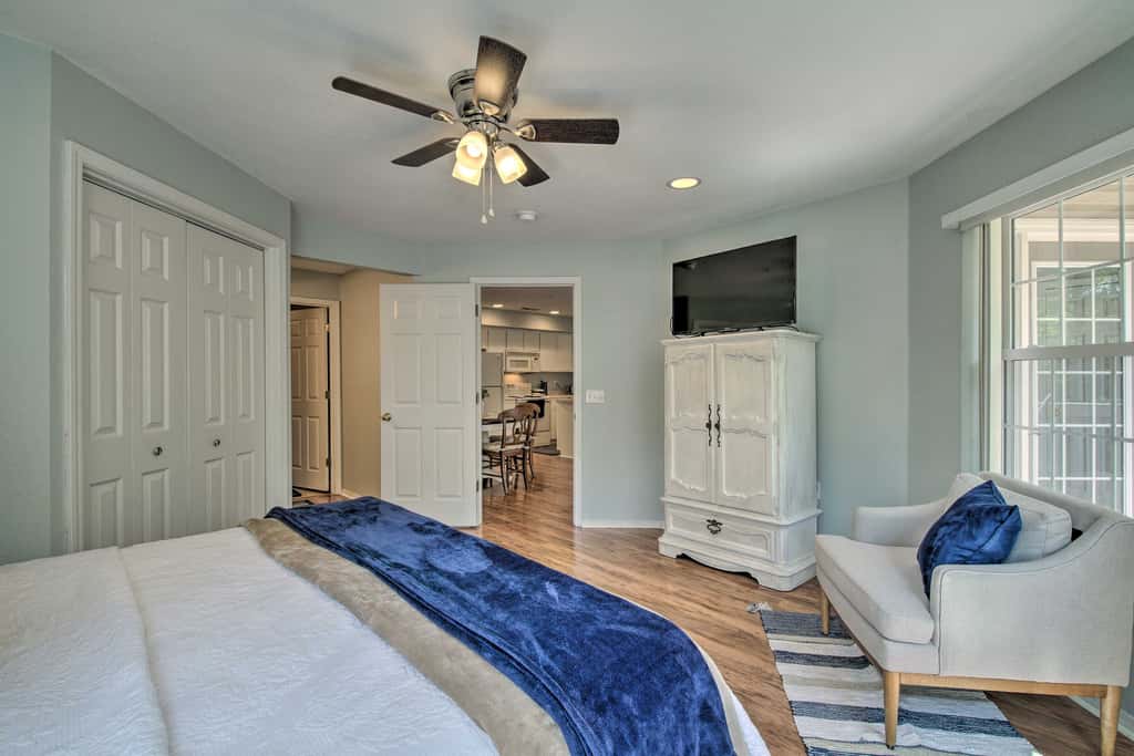 Bright Ozarks Condo w/ Balcony & Lake Views!