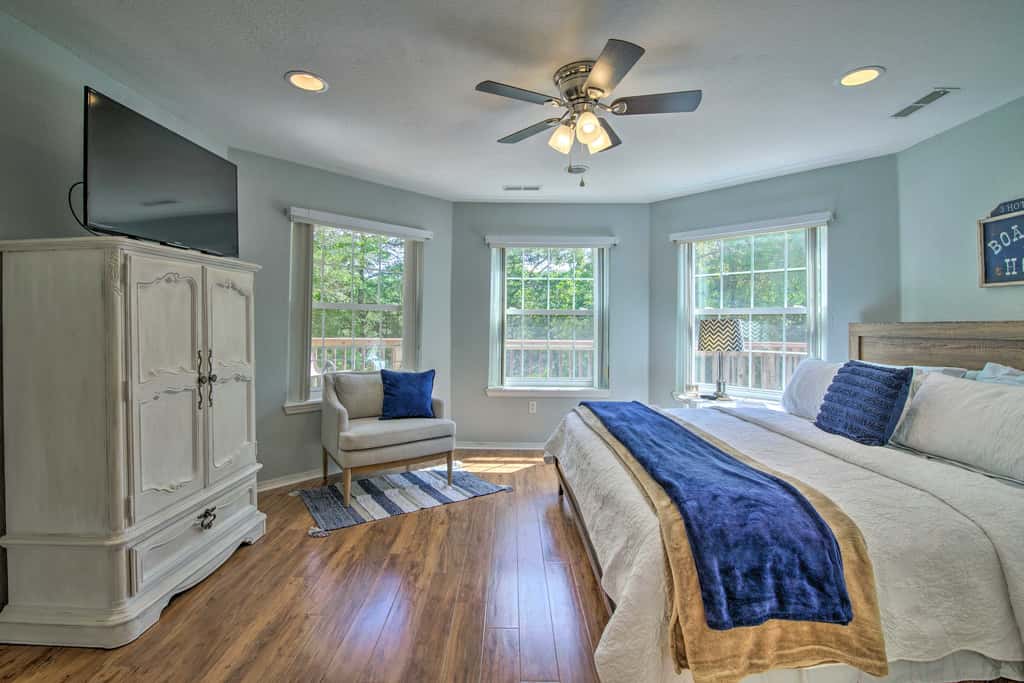 Bright Ozarks Condo w/ Balcony & Lake Views!