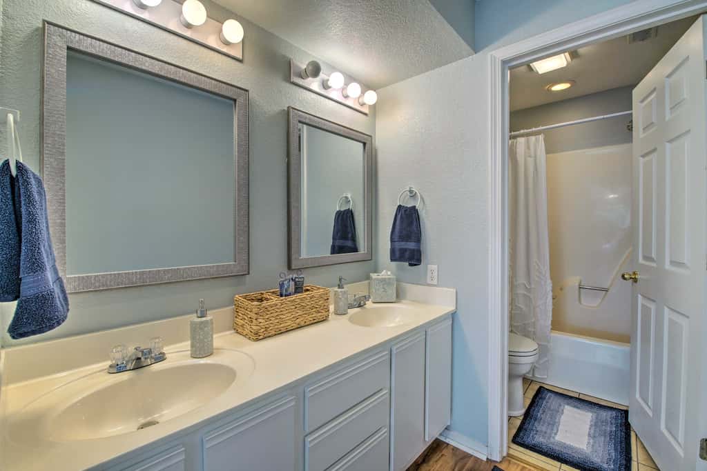 Bright Ozarks Condo w/ Balcony & Lake Views!