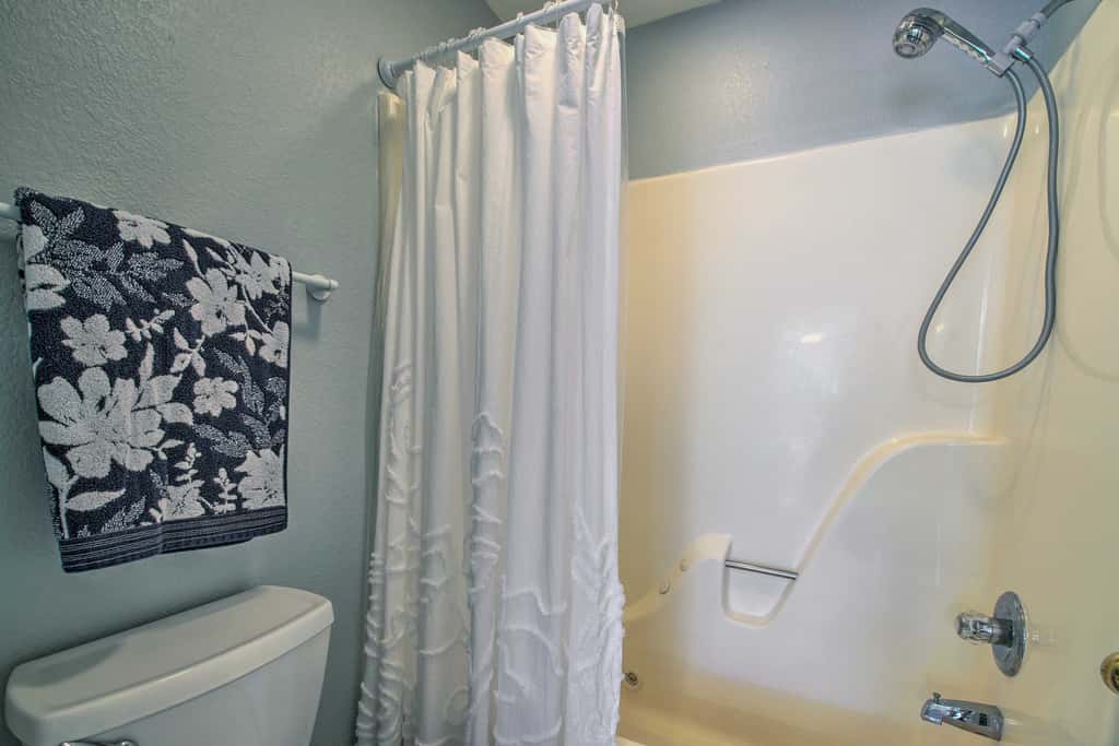 Bright Ozarks Condo w/ Balcony & Lake Views!