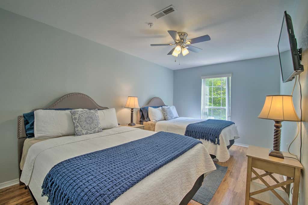Bright Ozarks Condo w/ Balcony & Lake Views!