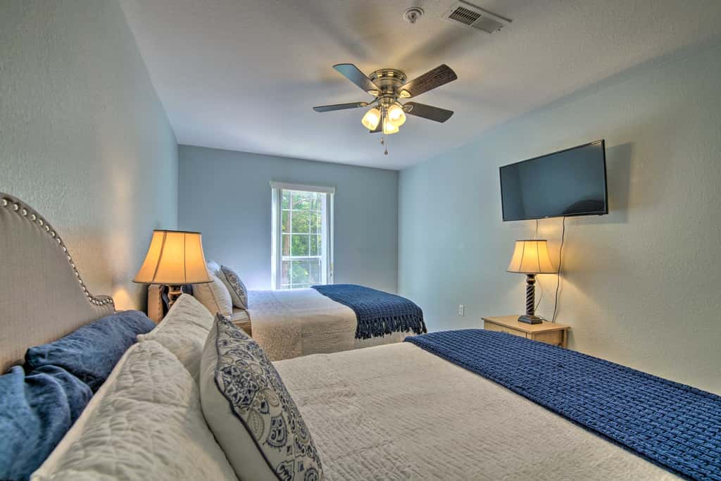 Bright Ozarks Condo w/ Balcony & Lake Views!