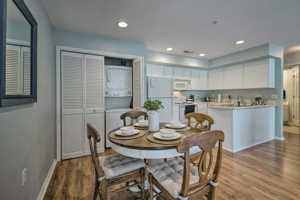 Bright Ozarks Condo w/ Balcony & Lake Views!