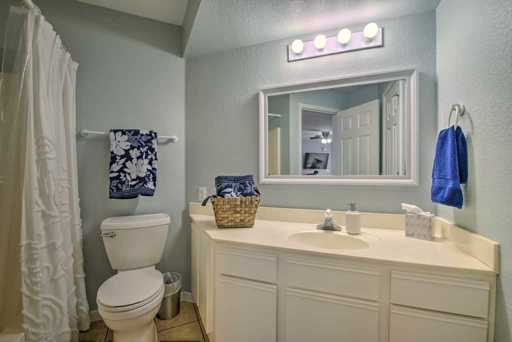 Bright Ozarks Condo w/ Balcony & Lake Views!