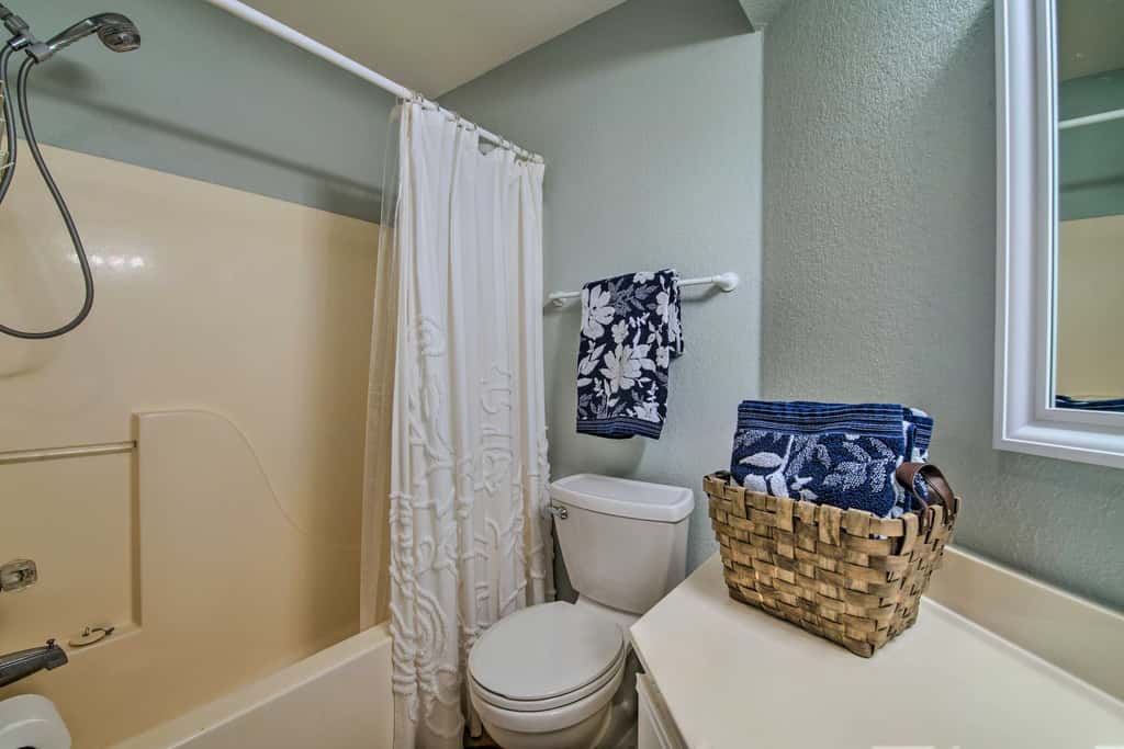 Bright Ozarks Condo w/ Balcony & Lake Views!