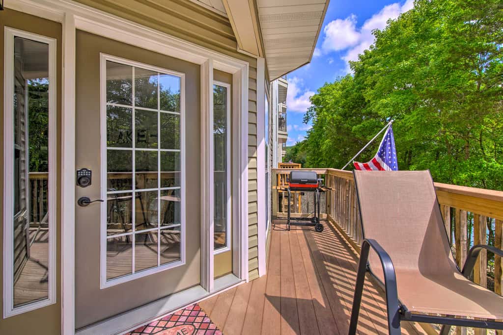 Bright Ozarks Condo w/ Balcony & Lake Views!