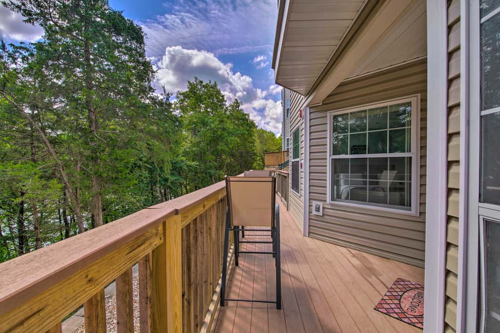 Bright Ozarks Condo w/ Balcony & Lake Views!