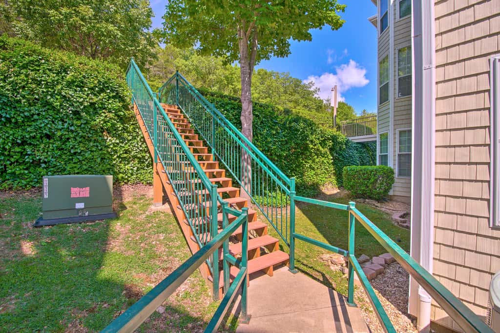 Bright Ozarks Condo w/ Balcony & Lake Views!