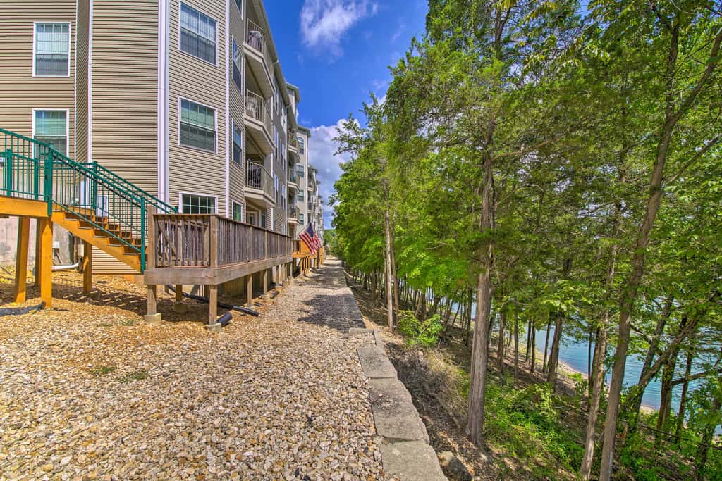 Bright Ozarks Condo w/ Balcony & Lake Views!