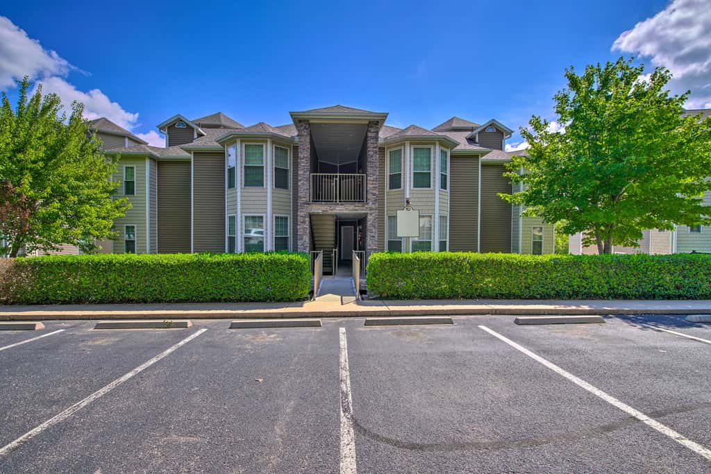 Bright Ozarks Condo w/ Balcony & Lake Views!
