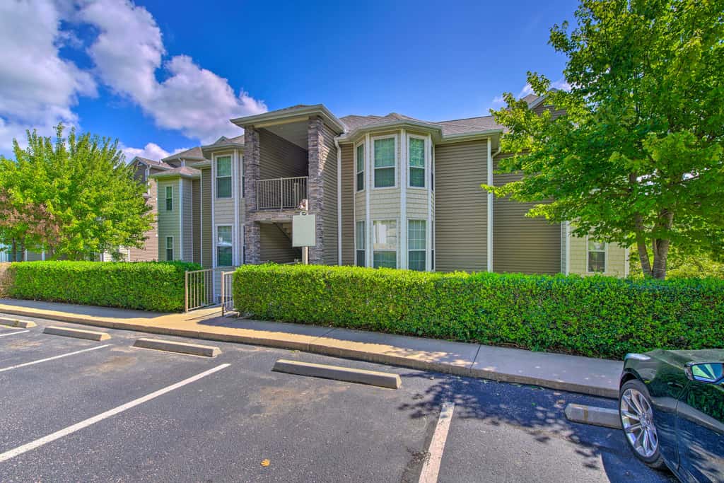 Bright Ozarks Condo w/ Balcony & Lake Views!