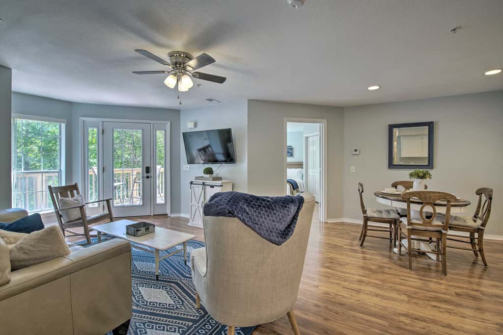 Bright Ozarks Condo w/ Balcony & Lake Views!