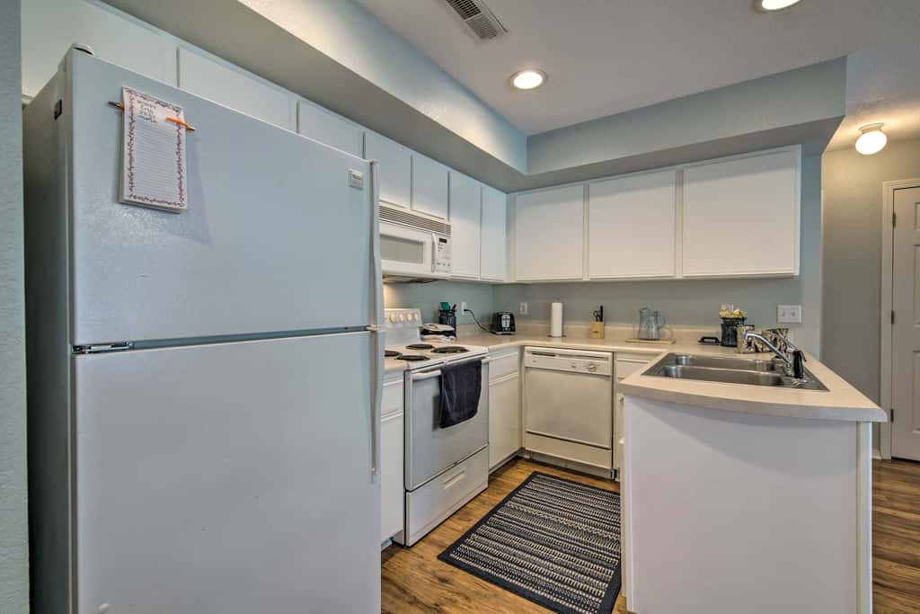 Bright Ozarks Condo w/ Balcony & Lake Views!