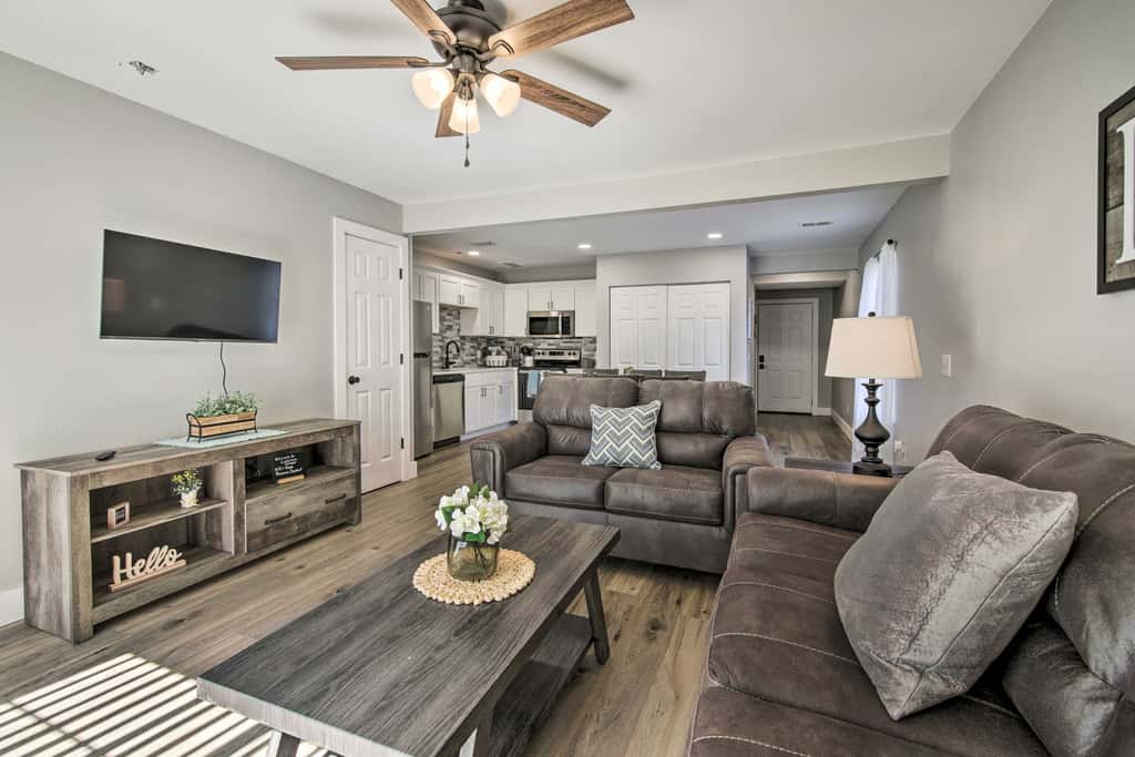 Chic Townhome ~ 6 Mi to Talking Rocks Cavern!