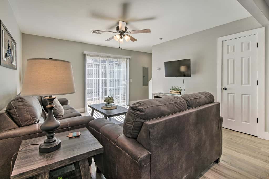Chic Townhome ~ 6 Mi to Talking Rocks Cavern!