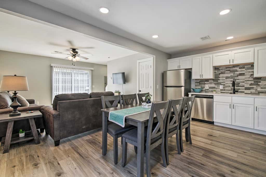 Chic Townhome ~ 6 Mi to Talking Rocks Cavern!