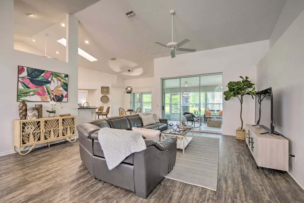 Crystal River Gem Near Three Sisters Springs!