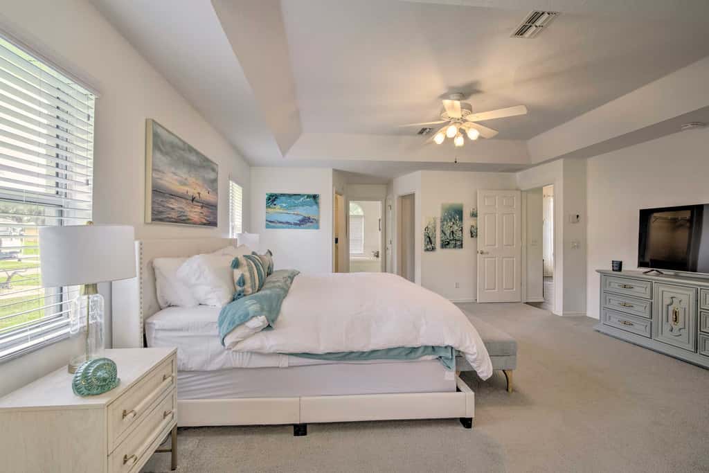 Crystal River Gem Near Three Sisters Springs!