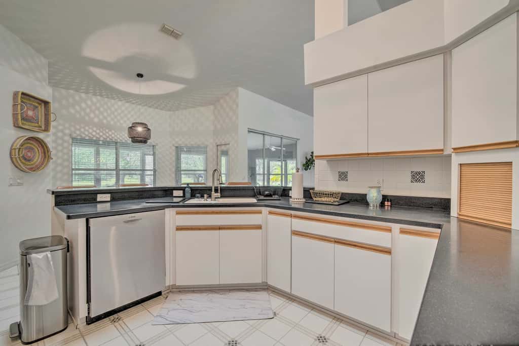 Crystal River Gem Near Three Sisters Springs!
