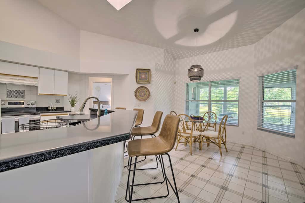 Crystal River Gem Near Three Sisters Springs!