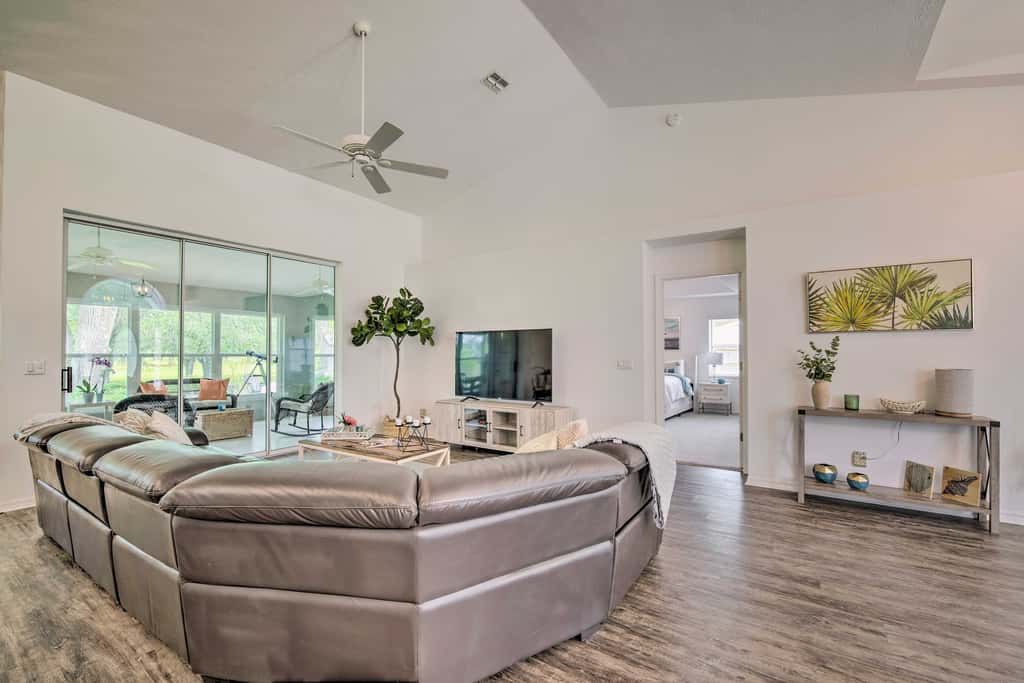 Crystal River Gem Near Three Sisters Springs!