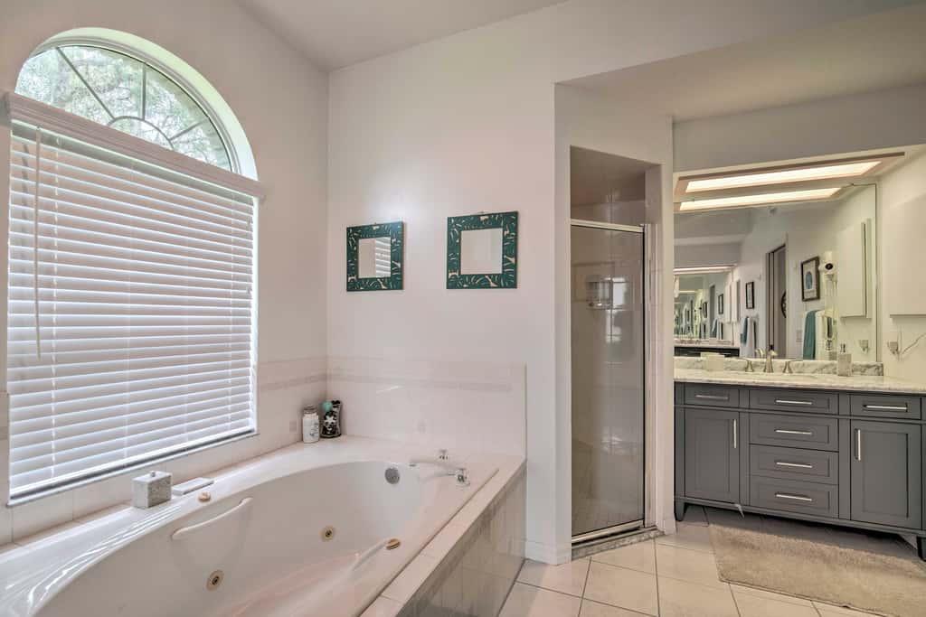 Crystal River Gem Near Three Sisters Springs!