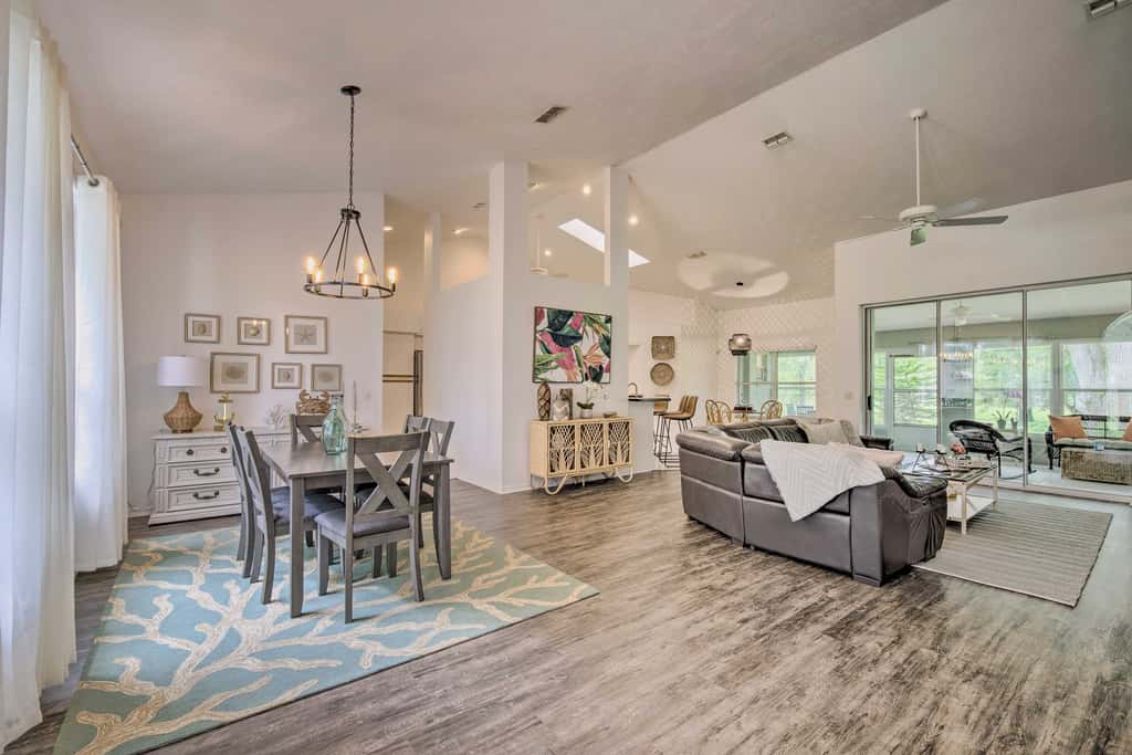 Crystal River Gem Near Three Sisters Springs!