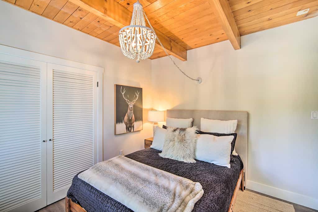 Chic Lake House w/ Furnished Deck & Hot Tub!