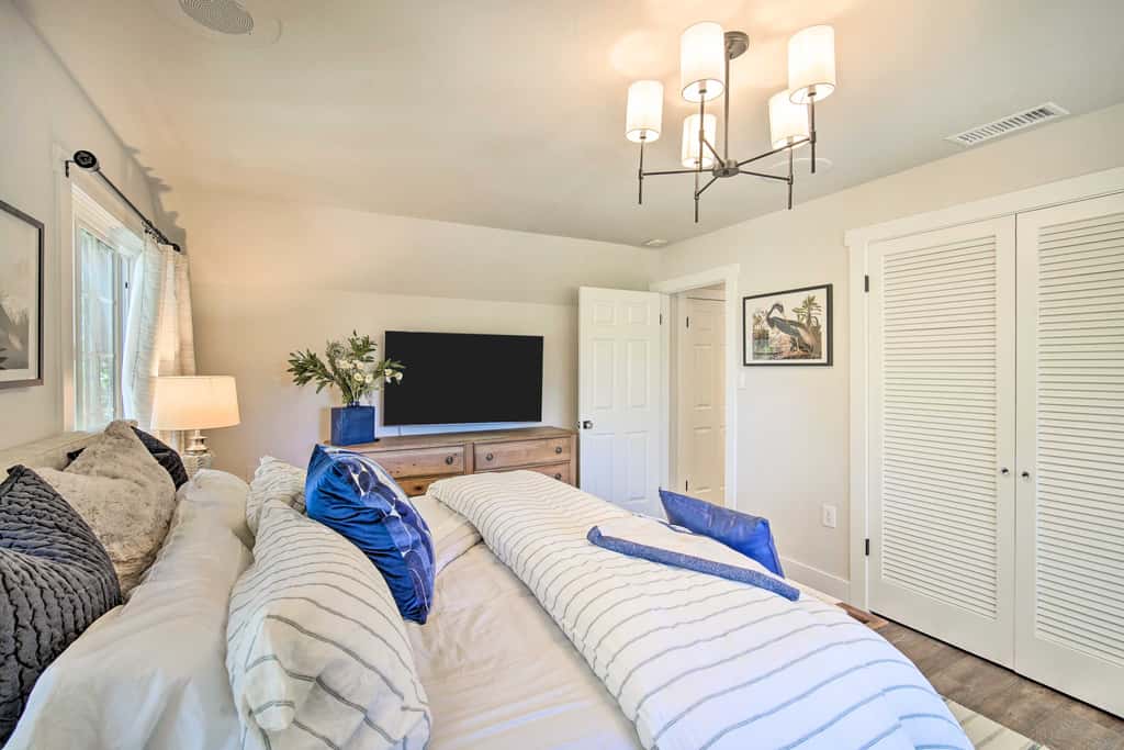 Chic Lake House w/ Furnished Deck & Hot Tub!