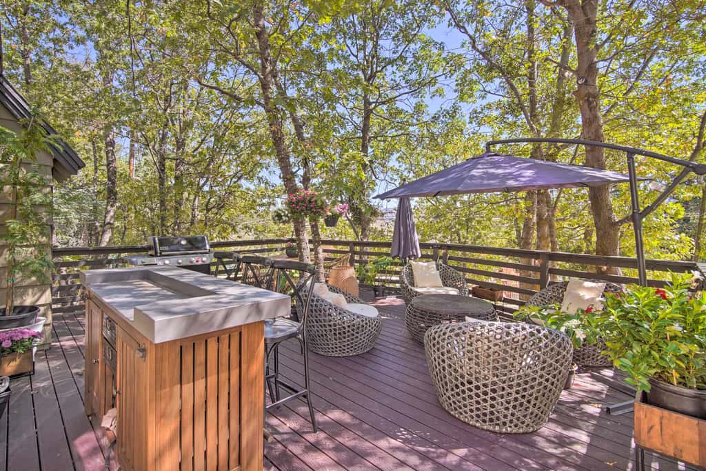 Chic Lake House w/ Furnished Deck & Hot Tub!