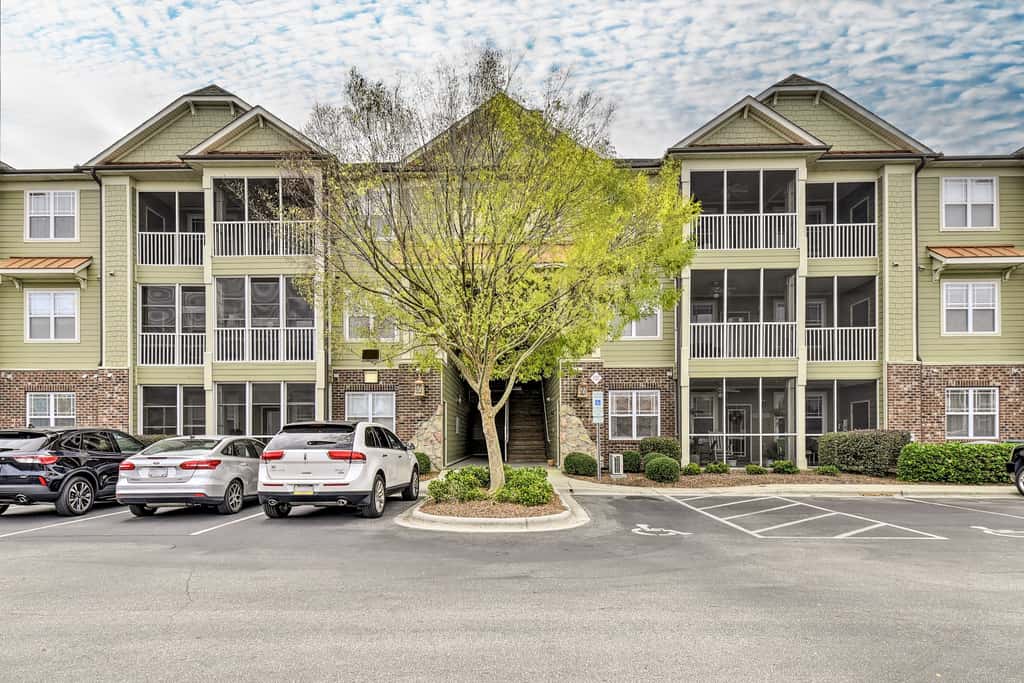 Calabash Condo w/ Patio + Golf Course Views!