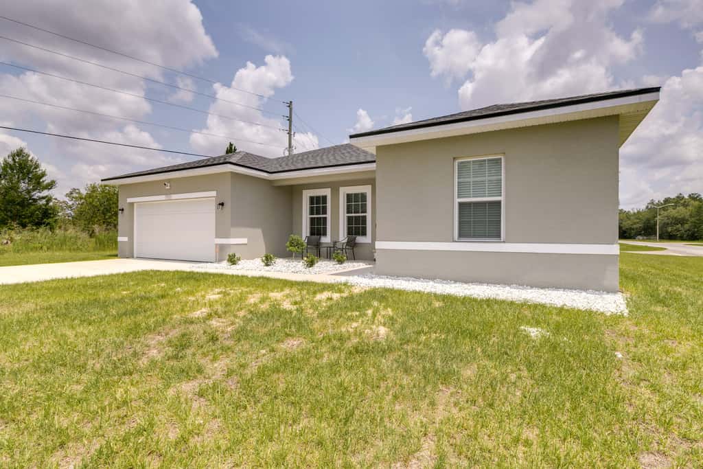 Bright, Pet-Friendly Home: 16 Mi to Downtown Ocala