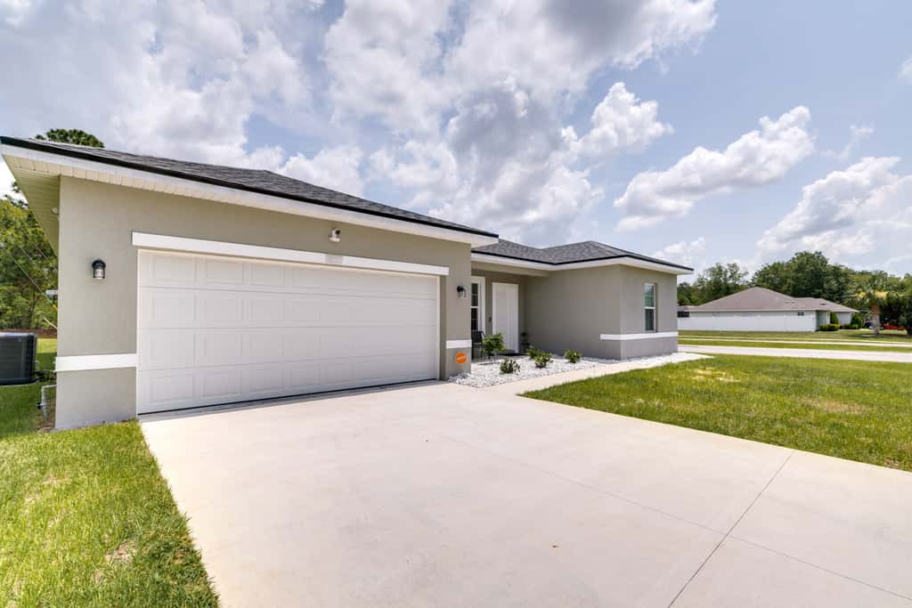 Bright, Pet-Friendly Home: 16 Mi to Downtown Ocala