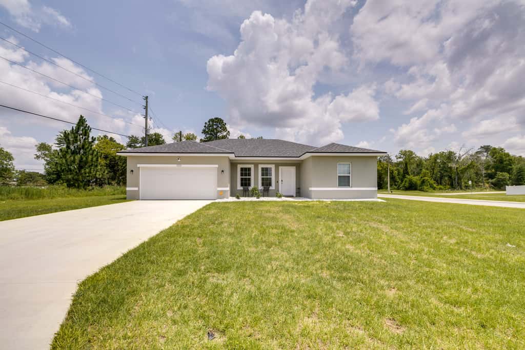 Bright, Pet-Friendly Home: 16 Mi to Downtown Ocala