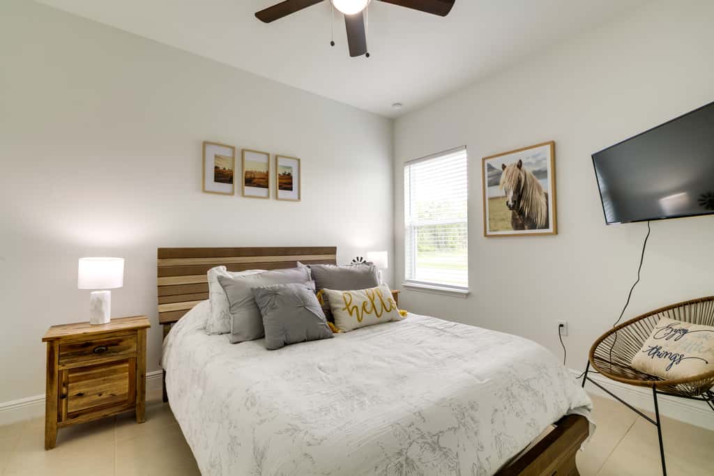 Bright, Pet-Friendly Home: 16 Mi to Downtown Ocala