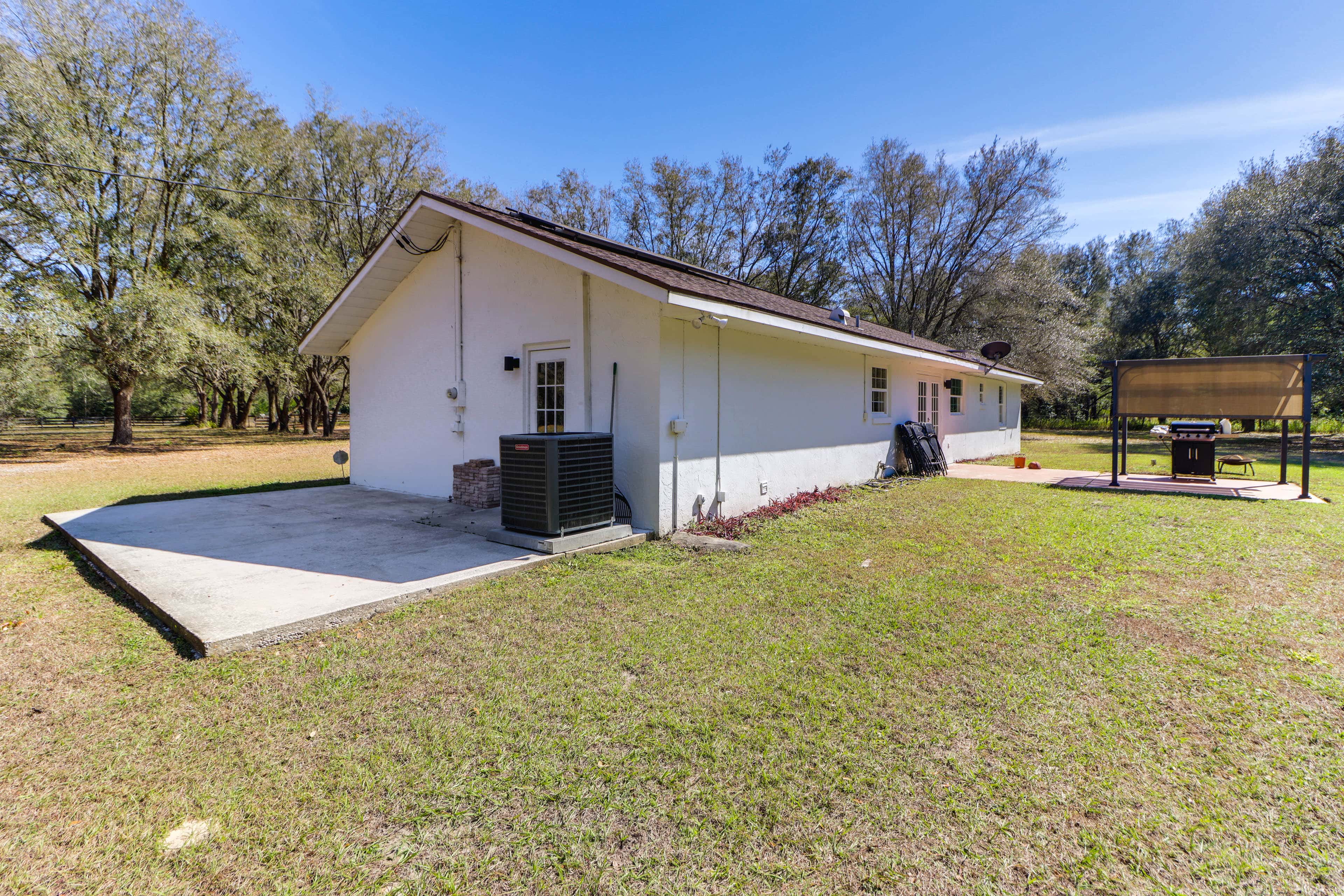 Gas Grill & Fire Pit: Peaceful Dunnellon Home!